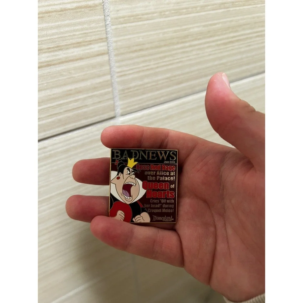 Disney - Bad News Magazine Collection - Queen of Hearts - LE 1000 Pin - DLR